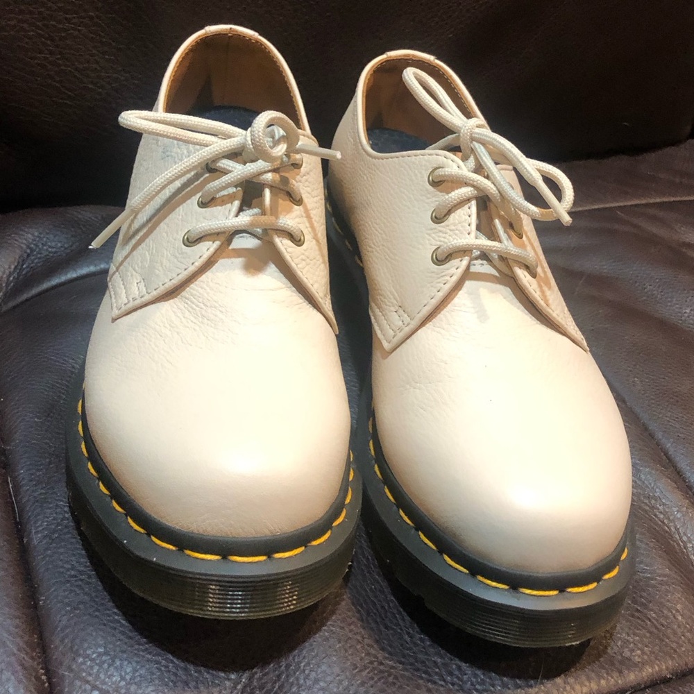 NWOT Dr. Martens Cream Leather Lace-Up Oxford Shoes